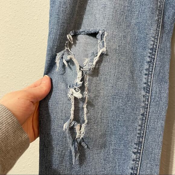 Old Navy Boyfriend Mid Rise Light Wash Heavily Distressed Jeans Womens 8 Blue - Picture 7 of 9